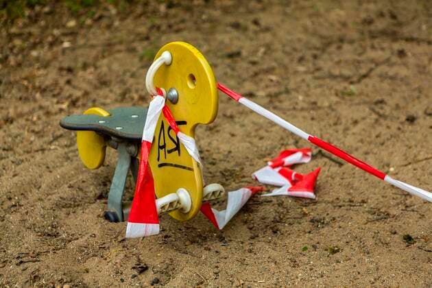 Ein wegen Kontaktverbot aufgrund des Coronavirus mit Flatterband abgesperrter Spielplatz in Köln-Dellbrück ( NRW ). Gesperrter Spielplatz