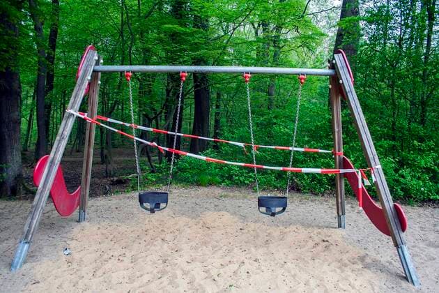 Ein wegen Kontaktverbot aufgrund des Coronavirus mit Flatterband abgesperrter Spielplatz in Köln-Dellbrück ( NRW ). Gesperrter Spielplatz