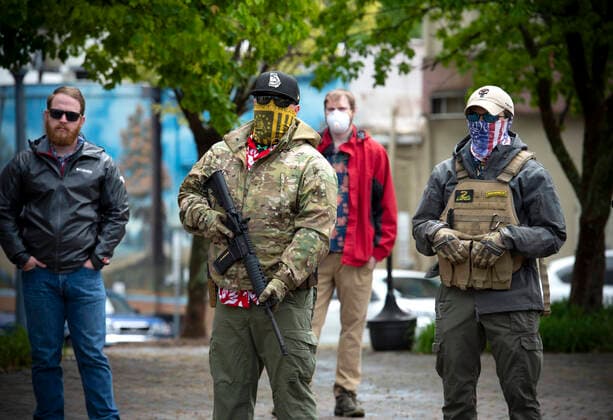 Bilder des Jahres 2020, News 04 April News Themen der Woche KW16 April 19, 2020, Canton, GA: A group of self-described conservative Ã patriots gather outside Cherokee County Courthouse on Sunday April 19 to protest the states Ã shelter in place orders because of the COVID19 pandemic.Several were armed with AR-15 weapons. Organizers voiced a list of grievances against the state, arguing citizens rights were being violated because of the orders, and vow to ignore state mandate. Canton - ZUMAn03_ 20200419_zaf_n03_023 Copyright: xRobinxRaynex