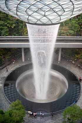 18.03.2020, Singapur, Republik Singapur, Asien - Forest Valley mit HSBC Rain Vortex Wasserfall im neuen Jewel Terminal am internationalen Flughafen Changi. Der Entwurf stammt vom Architekturbuero Moshe Safdie. *** 18 03 2020, Singapore, Republic of Singapore, Asia Forest Valley with HSBC Rain Vortex Waterfall in the new Jewel Terminal at Changi International Airport Designed by Moshe Safdie