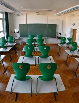 Wiederbeginn der Schule nach Corona-Lockdown, leeres Klassenzimmer, Deutschland Wiederbeginn der Schule nach Corona-Lockdown, leeres Klassenzimmer, Deutschland