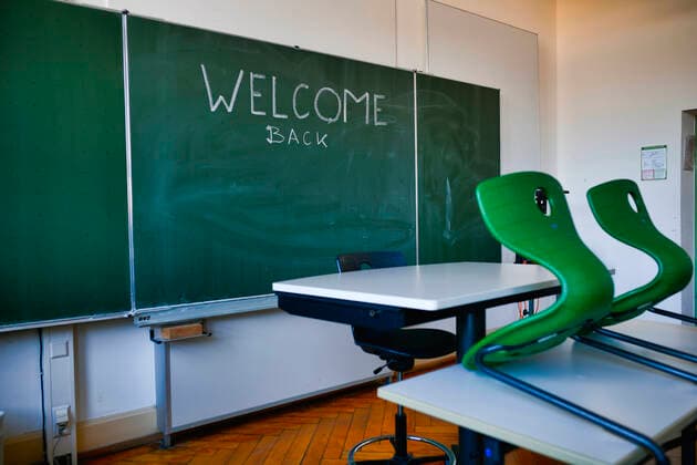 Wiederbeginn der Schule nach Corona-Lockdown, leeres Klassenzimmer, Deutschland Wiederbeginn der Schule nach Corona-Lockdown, leeres Klassenzimmer, Deutschland