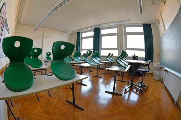 Wiederbeginn der Schule nach Corona-Lockdown, leeres Klassenzimmer, Deutschland Wiederbeginn der Schule nach Corona-Lockdown, leeres Klassenzimmer, Deutschland