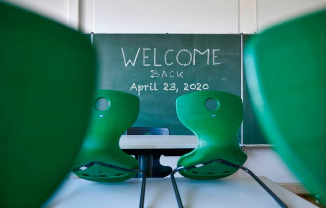 Wiederbeginn der Schule nach Corona-Lockdown, leeres Klassenzimmer, Deutschland Wiederbeginn der Schule nach Corona-Lockdown, leeres Klassenzimmer, Deutschland