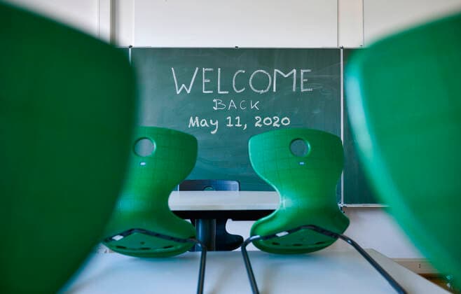 Wiederbeginn der Schule nach Corona-Lockdown, leeres Klassenzimmer, Deutschland Wiederbeginn der Schule nach Corona-Lockdown, leeres Klassenzimmer, Deutschland
