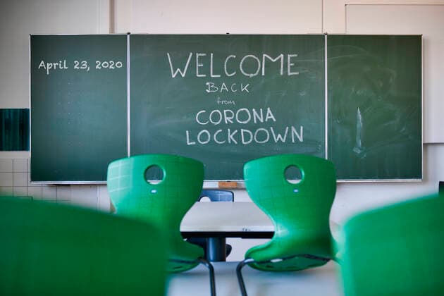 Wiederbeginn der Schule nach Corona-Lockdown, leeres Klassenzimmer, Deutschland Wiederbeginn der Schule nach Corona-Lockdown, leeres Klassenzimmer, Deutschland