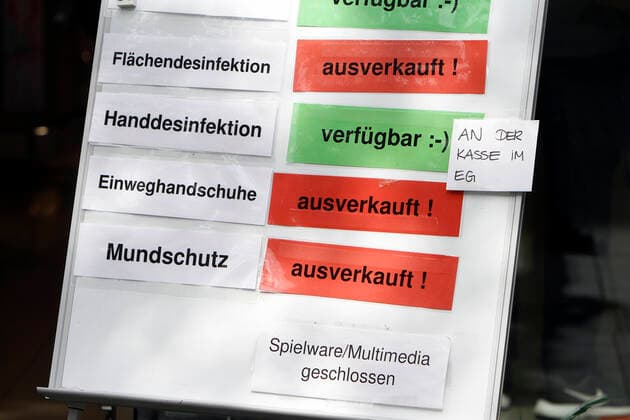 Schild mit Aufschrift Mundschutz, Einweghandschuhe und Flächendesinfektionsmittel ausverkauft und Handdesinfektion verfügbar vor einer Filiale der Drogeriekette dm in der Innenstadt von Mannheim, Baden Württemberg, Deutschland