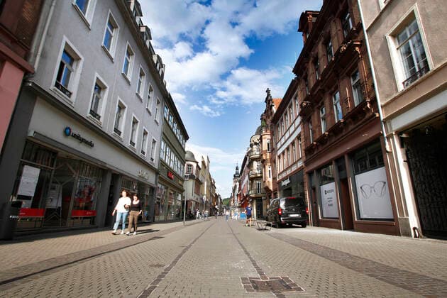 Nahezu menschenleere Einkaufsstraße und Fußgängerzone Hauptstraße in der Innenstadt Heidelberg, Baden Württemberg, Deutschland