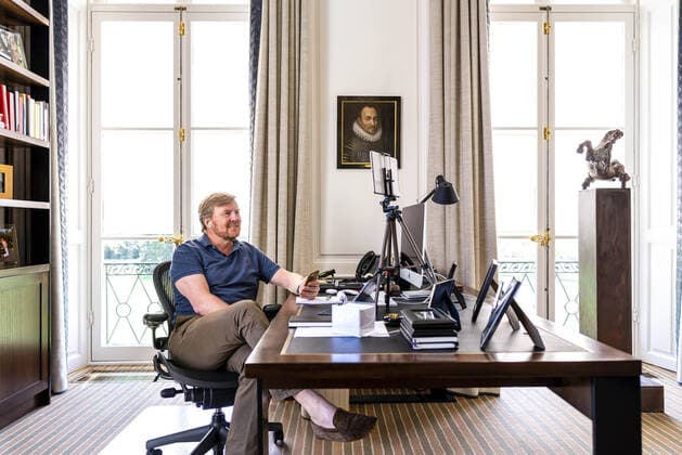 Bilder des Jahres 2020, Entertainment 04 April Entertainment Themen der Woche KW17 20-04-2020 HtB Queen Maxima and King Willem-Alexander during a videoconference in the context of the coronavirus outbreak COVID19 at palace Huis ten Bosch in The Hague.  Copyright: xPPEx