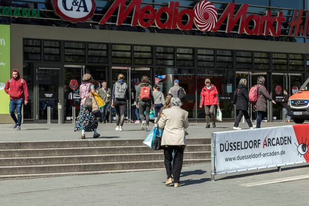 Bei besten Einkaufswetter, die Geschäfte haben wieder geöffnet - schrittweise Lockerung der Maßnahmen zur Bekämpfung der Coronavirus-Pandemie: Stadtteilzentrum Bilk, die Düsseldorf-Arkaden