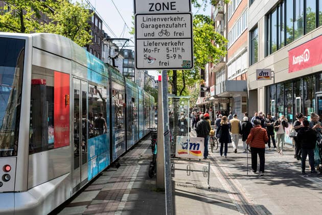 Bei besten Einkaufswetter, die Geschäfte haben wieder geöffnet - schrittweise Lockerung der Maßnahmen zur Bekämpfung der Coronavirus-Pandemie: Einkaufsmeile Nordstraße in Düsseldorf