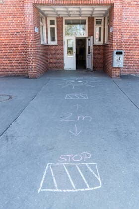 Kiel, Goethe Gemeinschaftsschule, 20.04.2020 Statement der Bildungsministerin Schleswig-Holstein Karin Prien zur Prüfungssituation in Kieler Schulen laut Empfehlungen des RKI. In der Goethe Gemeinschaftsschule laufen die Vorbereitungen zu den Prüfungen ESA und MSA auf Hochtouren. Ebenso könnten ab dem 11. Mai in der Mensa Abiturprüfungen für anderen Schulen durchgeführt werden. Kiel Ravensberg Schleswig-Holstein Deutschland