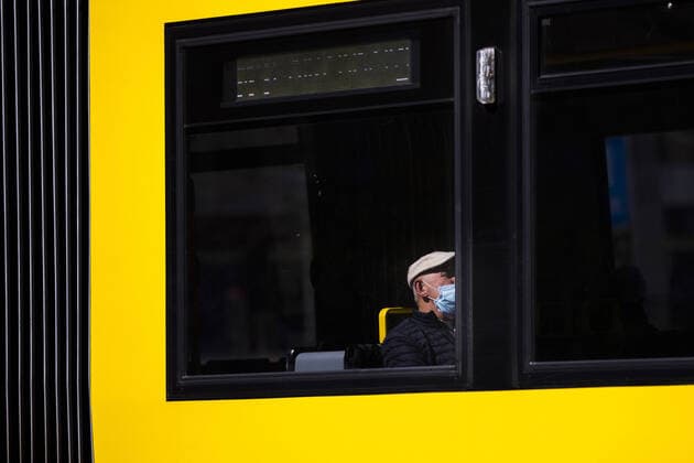 Ein Mann mit Mundschutz faehrt in einer Tram, aufgenommen in Berlin, 20.04.2020. Deutschlandweit wird ueber eine moegliche Maskenpflicht aufgrund der Corona-Pandemie diskutiert. Sachsen fuehrte derweil eine Maskenpflicht im oeffentlichen Personennahverkehr sowie beim Einkaufen ein. Berlin Deutschland