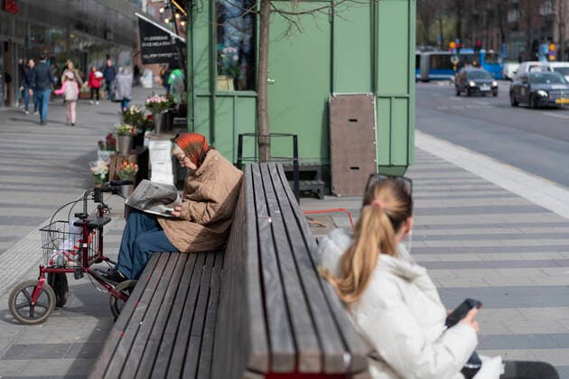 An elderly woman sits on a bench reading a newspaper, amid the coronavirus disease COVID 19 outbreak, in central Stockholm, Sweden, on April 20, 2020 STOCKHOLM SWEDEN x11950x,  Copyright: xAlixLorestani TTx SWEDEN DAILY LIFE CORONA