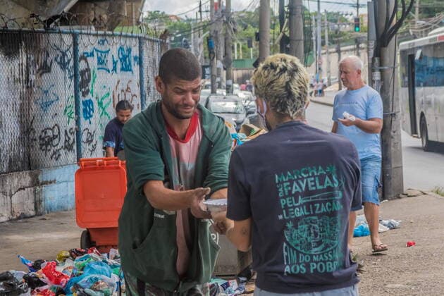 April 19, 2020, Rio de Janeiro, Brazil: A group of favela residents in Rio, joining a collective called Marcha das Favelas , and are trying to help reduce the needs of homeless people by distributing food and water through the city ‹‹center. The current political situation in which the state leaves the lower classes. With unemployment and poverty, the number of homeless people is increasing every day. Now with the coronavirus that is isolating the population from the streets, the difficulty of homeless people to get a plate of food is growing in the big cities of Brazil. Rio de Janeiro Brazil  - ZUMAent 20200419_mda_l255_047 Copyright: xEllanxLustosax