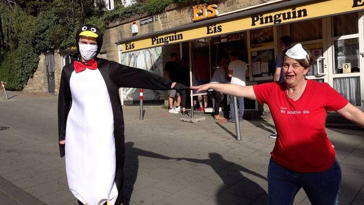 1. Eröffnungstag Eisdiele Pinguin - Security-Pinguin kontrolliert Abstandsregel in der großen langen Schlange der Eishungrigen Die Eisdiele Pinguin in Stuttgart am Eugensplatz ist eine sehr bekannt Adresse. Am 1. Eröffnungstag strömten die Eishungrigen zur Eisdiele. Die Inhaberfamilie hat sich gut vorbereitet, an der Eistheke gibt es eine Trennung zwischen den Kunden und auch Abstandsmarkierungen am Boden wurden aufgebracht. Ein Security-Pinguin kontrollierte die Einhaltung der Abstandsregeln in der Schlange und auf dem Eigensplatz und bespaßt die Kids.Baden-Württemberg, Eugenspl. 2A, 70184 Stuttgart, Deutschland Copyright: 7aktuell.dex xAlexanderxHald