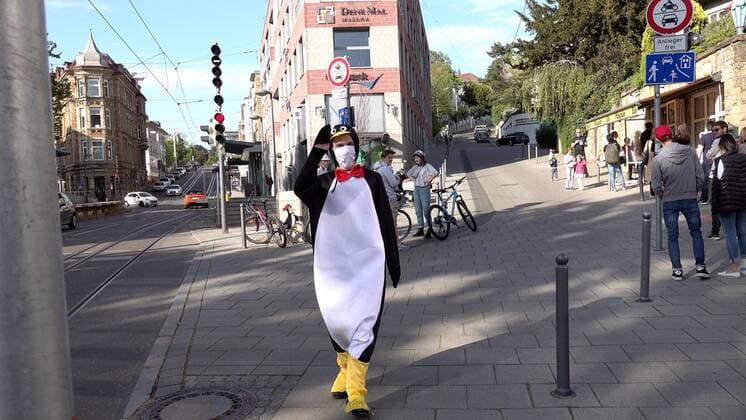 1. Eröffnungstag Eisdiele Pinguin - Security-Pinguin kontrolliert Abstandsregel in der großen langen Schlange der Eishungrigen Die Eisdiele Pinguin in Stuttgart am Eugensplatz ist eine sehr bekannt Adresse. Am 1. Eröffnungstag strömten die Eishungrigen zur Eisdiele. Die Inhaberfamilie hat sich gut vorbereitet, an der Eistheke gibt es eine Trennung zwischen den Kunden und auch Abstandsmarkierungen am Boden wurden aufgebracht. Ein Security-Pinguin kontrollierte die Einhaltung der Abstandsregeln in der Schlange und auf dem Eigensplatz und bespaßt die Kids.Baden-Württemberg, Eugenspl. 2A, 70184 Stuttgart, Deutschland Copyright: 7aktuell.dex xAlexanderxHald