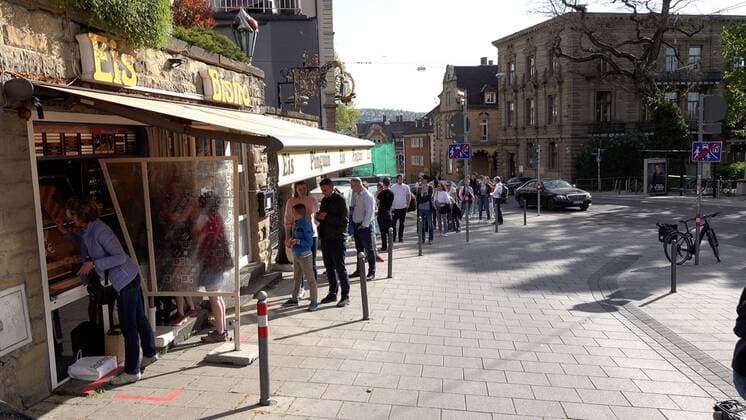 1. Eröffnungstag Eisdiele Pinguin - Security-Pinguin kontrolliert Abstandsregel in der großen langen Schlange der Eishungrigen Die Eisdiele Pinguin in Stuttgart am Eugensplatz ist eine sehr bekannt Adresse. Am 1. Eröffnungstag strömten die Eishungrigen zur Eisdiele. Die Inhaberfamilie hat sich gut vorbereitet, an der Eistheke gibt es eine Trennung zwischen den Kunden und auch Abstandsmarkierungen am Boden wurden aufgebracht. Ein Security-Pinguin kontrollierte die Einhaltung der Abstandsregeln in der Schlange und auf dem Eigensplatz und bespaßt die Kids.Baden-Württemberg, Eugenspl. 2A, 70184 Stuttgart, Deutschland Copyright: 7aktuell.dex xAlexanderxHald