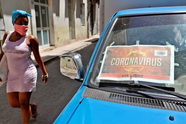 News Bilder des Tages A woman with a face mask walks next to a vehicle of health workers against COVID-19 in Havana, Cuba, 20 April 2020. Cuba registers as of Monday more than 1,000 COVID-19 cases, and the death of two other people was confirmed by the Ministry of Public Health (Minsap). The new deceased are a 77-year-old man and a 72-year-old woman who already suffered from other serious chronic diseases, informed the director of Epidemiology of the Minsap, Francisco Duran. Cuba registers more than 1,000 COVID-19 cases !ACHTUNG: NUR REDAKTIONELLE NUTZUNG!  Copyright: xErnestoxMastrascusax AME4126 20200420-637230196446623926