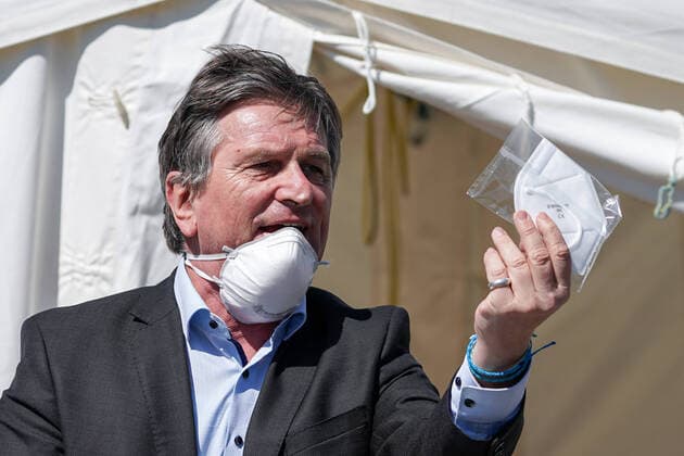 Baden-Württembergs Gesundheitsminister Manfred Lucha (Manne Lucha, Minister für Soziales und Integration, Bündnis 90 Die Grünen) begutachtet bei der Übergabe eine hochwertige Gesichtsmaske der Güteklasse FFP2, die zum medizinischen Gebrauch bestimmt ist, hohe Qualität, Verteilzentrum in der Feuerwache, Corona, Coronakrise, Symbolfoto, Symbolbild, Symbol, symbolische Übergabe, Einzelbild, Aktion, Action, 20.04.2020, Heidelberg (Deutschland), Pressetermin, Coronavirus, Heidelberg überreicht Masken an das Land Baden-Württemberg