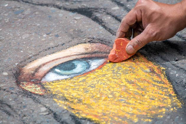 IMAGO Creative: NGO, Kunst im öffentlichen Raum und Kulturinitiativen Detailed chalk art of a face on a sidewalk , Bogotá , Colombia Bogotá Colombia Copyright: xEdwinxRemsbergx xVWPicsx ERE-remsberg_19070481352