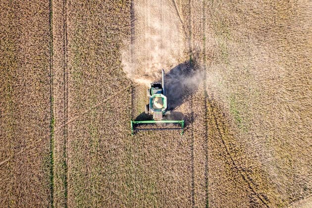 IMAGO Nature: Unsere Erde, Klimawandel, Ernährung, Pflanzen der Zukunft, Soja Aerial view looking directly down at a combine harvester driving through rows of soybeans and kicking up dust, Maryland Maryland USA Copyright: xEdwinxRemsbergx xVWPicsx ERE-remsberg_1710277952-2