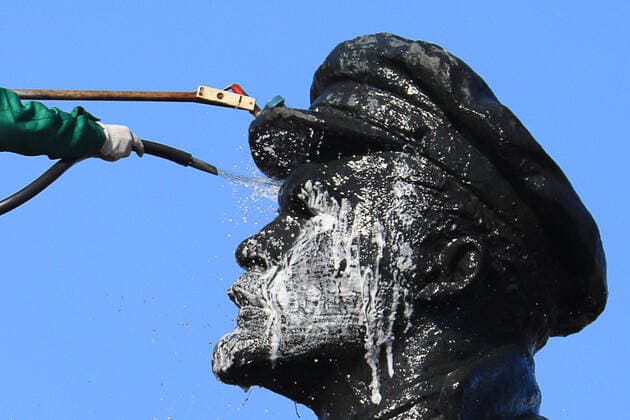 Bilder des Jahres 2020, News 04 April News Themen der Woche KW17 News Bilder des Tages KRASNOYARSK, RUSSIA - APRIL 21, 2020: Utility workers washing a monument to Russian revolutionary Vladimir Lenin. Andrei Samsonov TASS  TS0D67D0