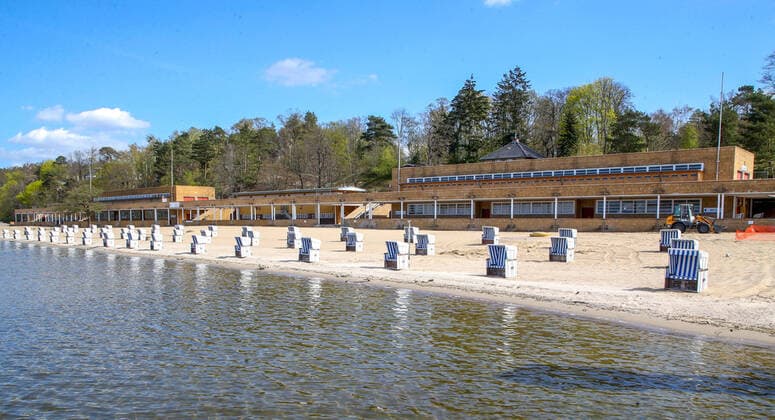 Strandbad Wannsee geschlossen Berlin, 17.04.2020, Strandbad Wannsee bleibt zur Eindaemmung des Coronavirus weiterhin geschlossen. Strandkoerbe stehen verlassen am menschenleeren Strand. Berlin Berlin Deutschland Strandbad Wannsee