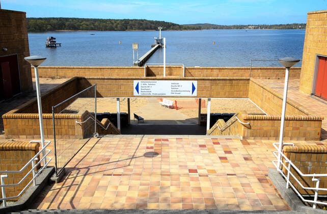Strandbad Wannsee geschlossen Berlin, 17.04.2020, Strandbad Wannsee bleibt zur Eindaemmung des Coronavirus weiterhin geschlossen. Treppenzugang zum Strand ist menschenleer. Berlin Berlin Deutschland Strandbad Wannsee
