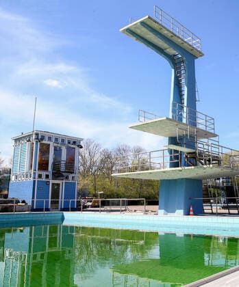 Columbia-Bad geschlossen Berlin, 17.04.2020, Sommerbad Neukoelln bleibt zur Eindaemmung des Coronavirus weiterhin geschlossen. Schwimmbecken und Sprungturm sind menschenleer. Berlin Berlin Deutschland Columbiadamm
