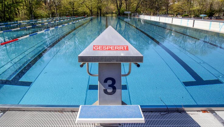Columbia-Bad geschlossen Berlin, 17.04.2020, Sommerbad Neukoelln bleibt zur Eindaemmung des Coronavirus weiterhin geschlossen. Wasser und Bloecke am Sportbecken sind menschenleer. Schriftzug: gesperrt. Berlin Berlin Deutschland Columbiadamm