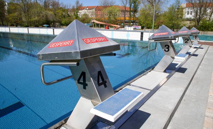 Columbia-Bad geschlossen Berlin, 17.04.2020, Sommerbad Neukoelln bleibt zur Eindaemmung des Coronavirus weiterhin geschlossen. Wasser und Bloecke am Sportbecken sind menschenleer. Schriftzug: gesperrt. Berlin Berlin Deutschland Columbiadamm