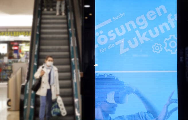 20.04.2020, Berlin - Deutschland. Corona-Krise, in der Shoppingmall wirbt man für Lösungen mit Zukunft.
