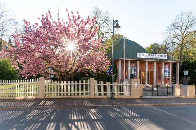 Frühlingserwachen in Jena. Im Bild das Zeiss Planetarium in der Innenstadt von Jena. Es ist das älteste noch in Betrieb befindliche Planetarium der Welt. Daneben eine riesige rosafarben blühende Zierkirsche im Abendlicht des 20.4.2020. Innenstadt Jena *** Awakening of spring in Jena The Zeiss Planetarium in downtown Jena is shown here It is the oldest planetarium in the world still in operation Next to it is a huge pink flowering cherry in the evening light of the 20 4 2020 downtown Jena