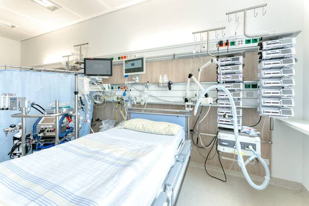 Intensivbett Uniklinikum Dresden Ein Intensivbett in einer Intensivstation der Uniklinik Dresden. Links neben dem Bett steht eine Herz-Lungen-Maschine, oben die Überwachungsmonitore für die Vitalfunktionen. Rechts neben dem Bett steht ein Beatmungsgerät und Infusionstechnik. Mit dieser Technik können schwerkranke Patienten optimal versorgt werden. ¨ *** Intensive care bed at Dresden University Hospital An intensive care bed in an intensive care unit at Dresden University Hospital A heart-lung machine is located on the left side of the bed, with the monitors for monitoring vital functions on top of it A ventilator and infusion technology is located on the right side of the bed This technology enables critically ill patients to be optimally cared for ¨
