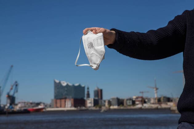 Maskenpflicht ab Montag auch in Hamburg! 21.04.20 MODEL RELEASED, Symbolfoto - Hamburg: Ab kommenden Montag gilt auch in Hamburg eine Maskenpflicht in gewissen Bereichen. Darunterfallen zum Beispiel: öffentliche Verkehrsmittel, Supermärkte und ähnliches. Dies hat der Hamburger Senat heute bekanntgegeben. Hamburg Kleiner Grasbrook Hamburg Deutschland Copyright: xSebastianxPetersx