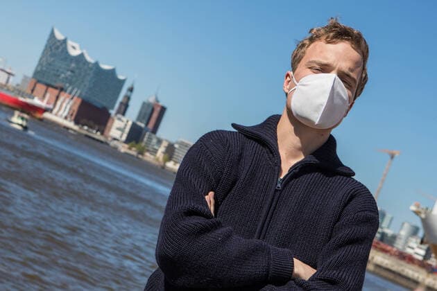 Maskenpflicht ab Montag auch in Hamburg! 21.04.20 MODEL RELEASED, Symbolfoto - Hamburg: Ab kommenden Montag gilt auch in Hamburg eine Maskenpflicht in gewissen Bereichen. Darunterfallen zum Beispiel: öffentliche Verkehrsmittel, Supermärkte und ähnliches. Dies hat der Hamburger Senat heute bekanntgegeben. Hamburg Kleiner Grasbrook Hamburg Deutschland Copyright: xSebastianxPetersx