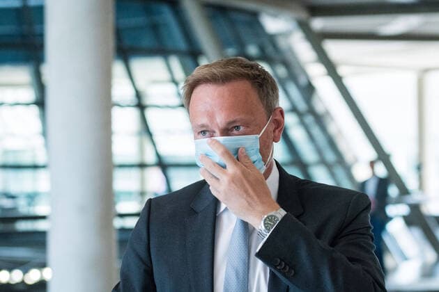Berlin, Pressekonferenz FDP Fraktion Deutschland, Berlin - 21.04.2020: Im Bild ist Christian Lindner (Bundesvorsitzender FDP) mit atmschutzmaske vor der Pressekonferenz der Fraktion der FDP im deutschen Bundestags zu sehen. Berlin Bundestag Berlin Deutschland