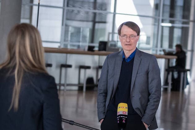 Berlin, Pressestatement von Karl Lauterbach Deutschland, Berlin - 21.04.2020: Im Bild ist Karl Lauterbach (spd) während eines Pressestatement im deutschen Bundestags zu sehen. Berlin Bundestag Berlin Deutschland