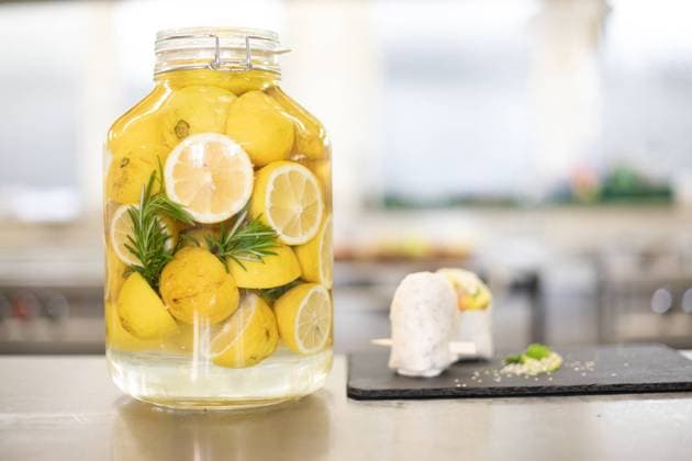 Food, Trend, Einwecken Fermentieren Einkochen Einlegen Geschnittene Zitronen in einem Glas Themenbild, Symbolbild, Zitrone, Zitronen, 16.04.20 Solingen NRW Deutschland *** Sliced lemons in a glass Theme picture, symbolic picture, lemon, lemons, 16 04 20 Solingen NRW Germany Copyright: xdnet_cdnx