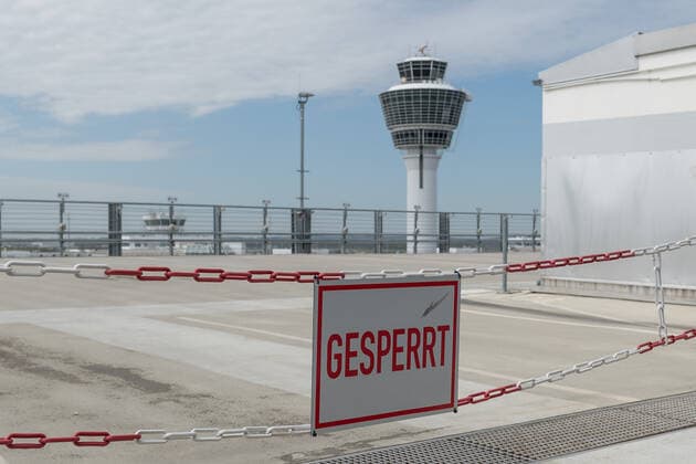 Auswirkungen Corona Flughafen München Im Bild Tower Beschilderung gesperrt abgeriegelt kein zutritt betreten verboten. München Flughafen München Bayern Deutschland Copyright: Passion2Press MarkusxFischerx