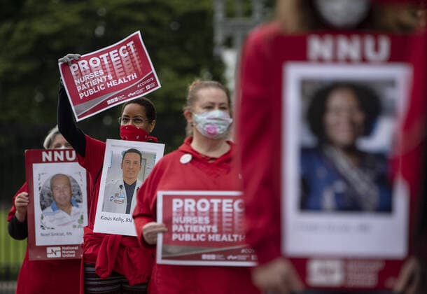 News Bilder des Tages Nurses hold photos of fellow healthcare workers who have died from COVID-19 during a protest calling attention on healthcare infections nationwide and demanding the Trump administration to provide extra PPE for healthcare workers during the coronavirus pandemic, at the White House in Washington, D.C. on Tuesday, April 21, 2020.  WAP20200421324 KEVINxDIETSCH
