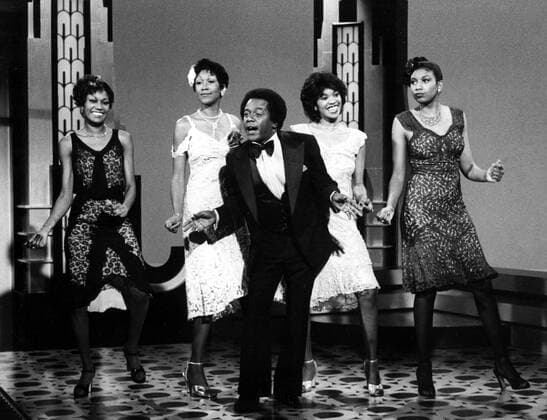 FLIP WILSON COMEDY SPECIAL, Pointer Sisters (Anita Pointer, June Pointer, Bonnie Pointer, Ruth Pointer), Flip Wilson, 1975 Courtesy Everett Collection !ACHTUNG AUFNAHMEDATUM GESCHÃ„TZT! PUBLICATIONXNOTxINxCANxCHNxFRAxITAxJPNxNORxPOLxRUSxESPxUKxUSA Copyright: xCourtesyxEverettxCollectionx TBDFLWI EC005