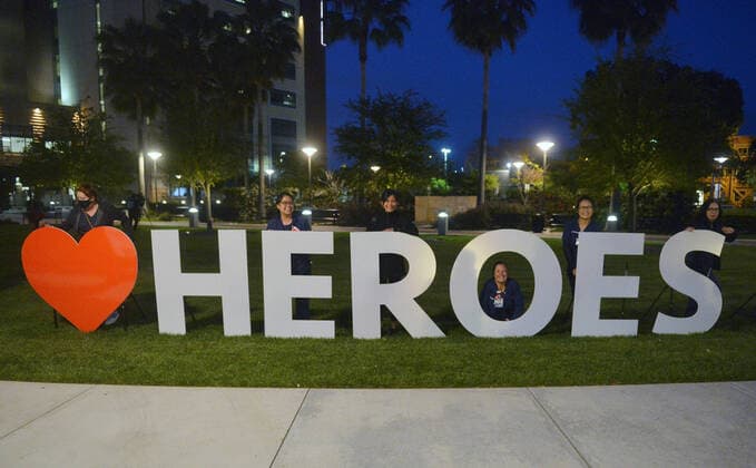 News Bilder des Tages Registered nurses at the UC Irvine Medical Center hold a candlelight vigil after their shift change to call attention to healthcare workers nationwide who have been infected with COVID-19 and demanding the Trump administration provide N95 masks and extra PPE for healthcare workers during the coronavirus pandemic in Irvine, California on Monday, April 20, 2020.  LAP2020042010 JIMxRUYMEN