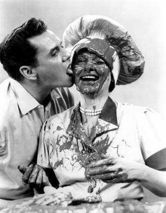 I LOVE LUCY, Desi Arnaz, Lucille Ball. Candid on the chocolate factory set of the episode, Job Switching, 9 15 52. season 2 Courtesy Everett Collection !ACHTUNG AUFNAHMEDATUM GESCHÃ„TZT! PUBLICATIONXNOTxINxCANxCHNxFRAxITAxJPNxNORxPOLxRUSxESPxUKxUSA Copyright: xCourtesyxEverettxCollectionx TBDILOV EC036