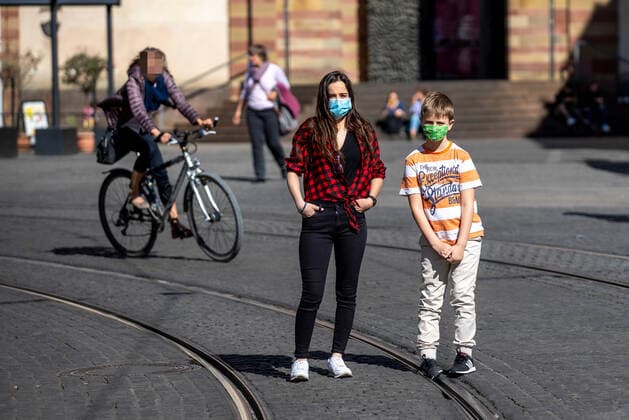 Wuerzburg, City, 21.04.2020, Coronavirus: Maskenpflicht in Bayern ab 27.4.2020 Bild: Beim Einkaufen und im öffentlichen Nahverkehr sollten die Menschen in Bayern am besten ab sofort eine Mund-Nasen-Bedeckung tragen, ab 27.4.2020 ist es Pflicht. Auch bei Kindern ab 7 Jahren besteht Maskenpflicht Copyright: HMBxMedia xHeikoxBecker