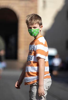 Wuerzburg, City, 21.04.2020, Coronavirus: Maskenpflicht in Bayern ab 27.4.2020 Bild: Beim Einkaufen und im öffentlichen Nahverkehr sollten die Menschen in Bayern am besten ab sofort eine Mund-Nasen-Bedeckung tragen, ab 27.4.2020 ist es Pflicht. Auch bei Kindern ab 7 Jahren besteht Maskenpflicht Copyright: HMBxMedia xHeikoxBecker