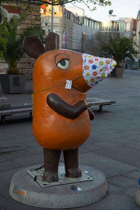 Die Kika Figur Die Maus traegt einen Mundschutz am Dienstag, 21.04.2020, in der Altstadt von Erfurt. Unbekannte haben den Mundschutz an den Figuren befestigt. Figures of the German children s channel Kinderkanal Kika wearing face masks in the Oldttown of Erfurt, April 21, 2020. search: Deutschland Bundesrepublik bundesweit Kinderkanal Figur figuren Kika Kika-Figur Kika-Figuren regional verschieden Bayern Baden-Wuerttemberg Berlin Brandenburg Bremen Hamburg Hessen Mecklenburg-Vorpommern Niedersachsen Nordrhein-Westfalen Rheinland-Pfalz Saarland Sachsen Sachsen-Anhalt Schleswig-Holstein und Thueringen Jena Symbolbild Symbolfoto Deutschland neue Bundeslaender Thueringen Labor Soziales Sozial Gesundheit Krise Coronakrise COVID-19 Corona Coronavirus Virus Covid Covid-19 Covid19 Covid 19 Coronaepidemie Epedemie Pandemie Coronainfektion Coro