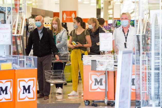 21.04.2020, xtgx, Maskenpflicht in Wolfsburg, Kunden und Mitarbeiter einer Drogerie in der Wolfsburger Innenstadt tragen Masken. die Stadt Wolfsburg hat ab dieser Woche eine Maskenpflicht im Nahverkehr, in oeffentlichen Gebauden und Geschaeften eingefuehrt. Dort muss jeder Fahrgast oder Besucher Mund und Nase mit einer Maske bedecken. Symbolfoto, Symbolbild, Schutzmaske, Gesichtsmaske, Mund-Nasen-Maske. Wolfsburg