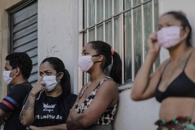 Residents of the Mandela favela wait to receive food and aid from the NGO Rio de Paz, as a help for those who are unemployed and in poverty during the COVID-19 pandemic, in the northern area of Rio de Janeiro, Brazil, 21 April 2020. NGO Rio de Paz delivers aid in the Mandela favela !ACHTUNG: NUR REDAKTIONELLE NUTZUNG!  Copyright: xAntonioxLacerdax AME4424 20200421-637231056885842934
